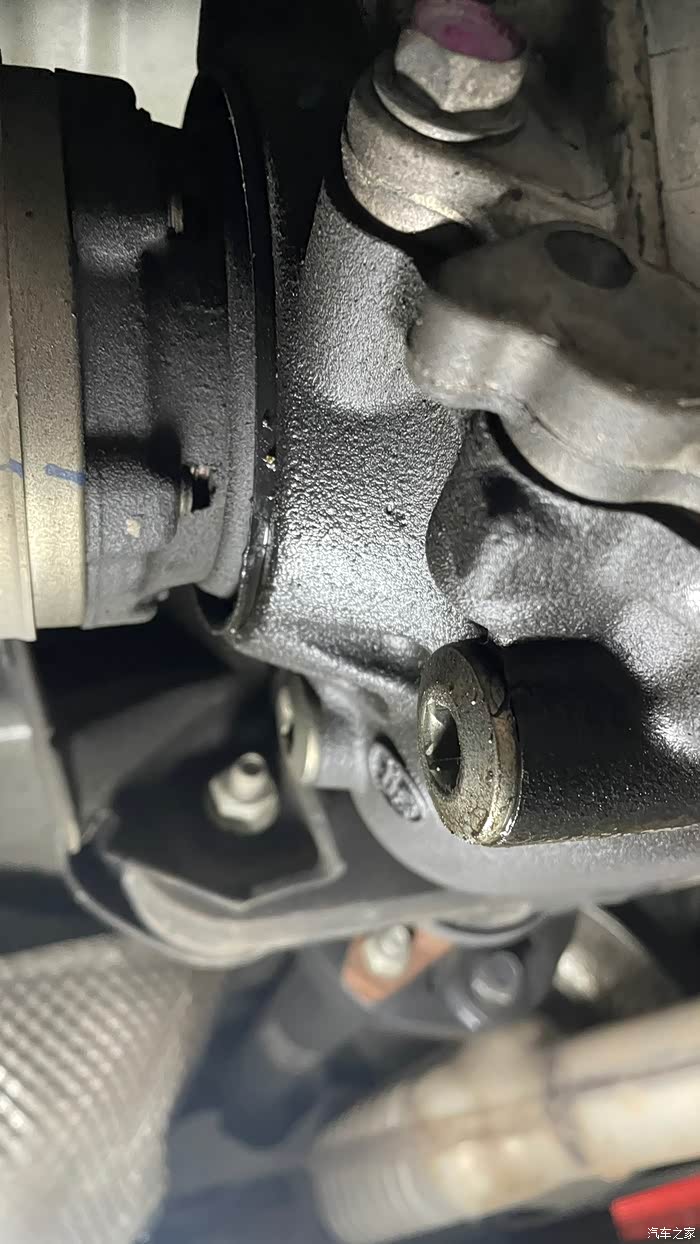 各位车友请看图后桥渗油问题