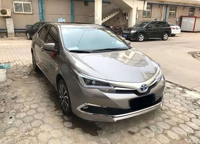 青铜色卡罗拉双擎