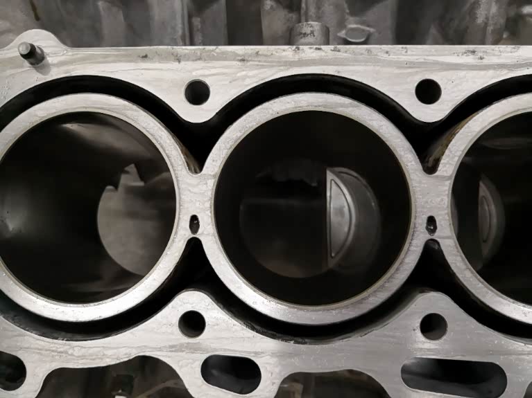 缸壁有磨损,严重烧机油,膛缸