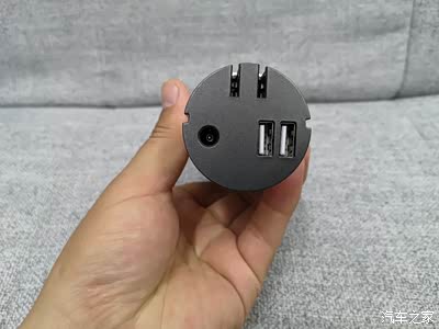 手电筒底部两个usb接口,可以为手机等其他电子设备供电,圆形的为充电