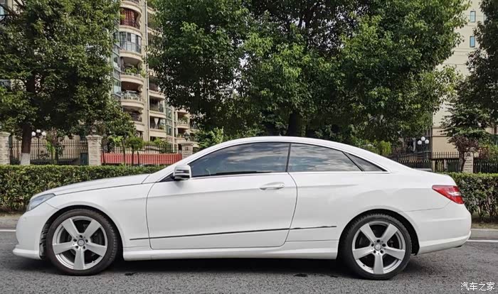 出13年上牌进口双门e200