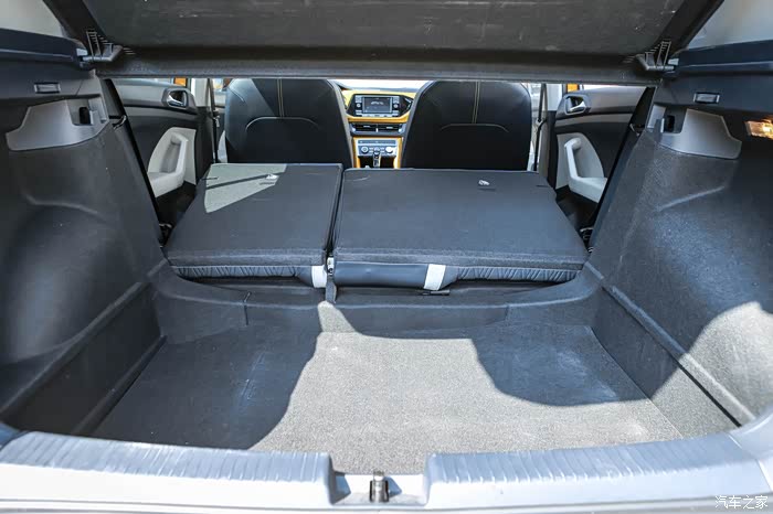 后排座椅的靠背放倒后,空间扩展的很多,这点还是很实用的.