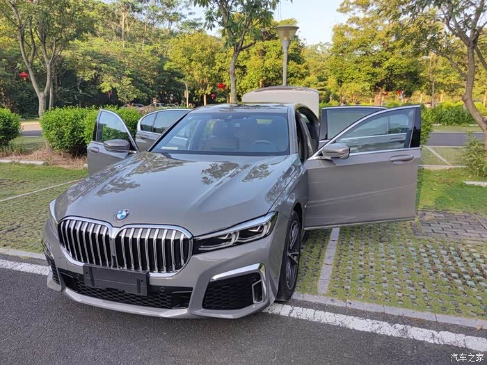 发几张7系贝尔尼纳灰实车照片,供有意购车的朋友参考.