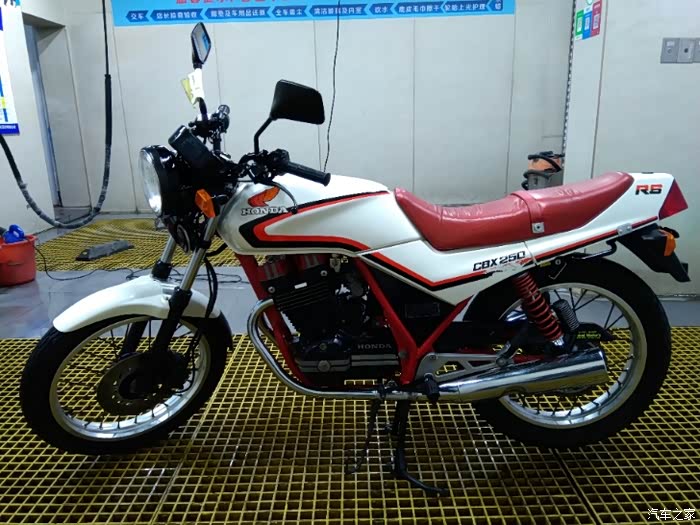 又纳入一台收藏车1983年本田cbx250rs