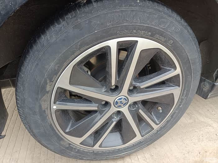 启辰d60轮胎三年两万多公里出现很多裂纹还能使用吗