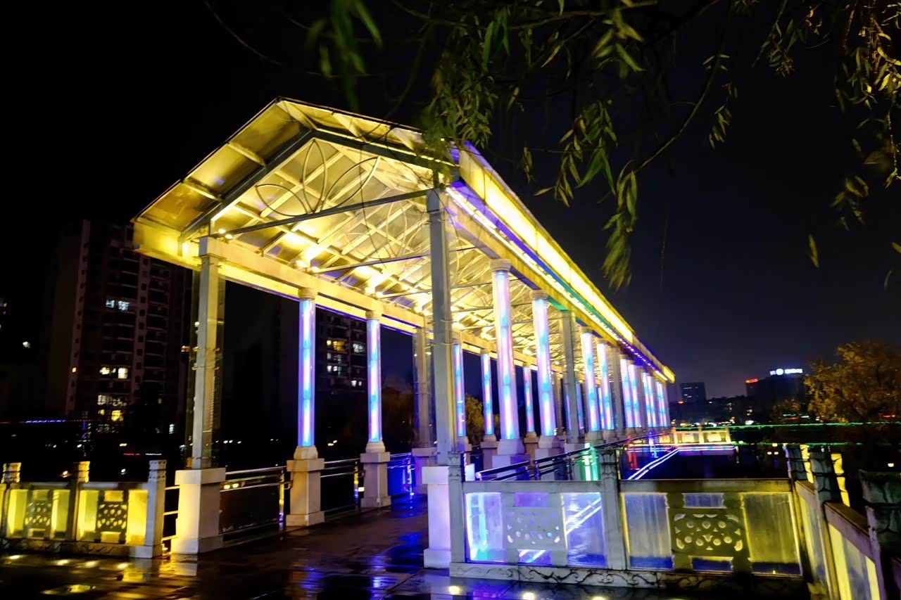 来一场说走就走的旅行,走过一个又一个陌生的城市.