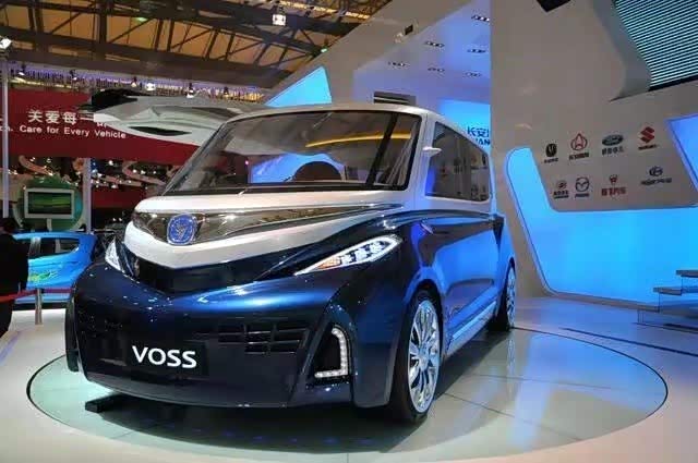 长安voss的整车造型还是很个性的,使用了巨大的鸥翼门设计