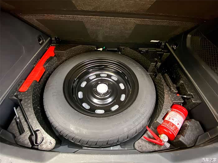 后备箱下部就是备胎存放处,各个工具放的很工整,不会出现晃动和异响!
