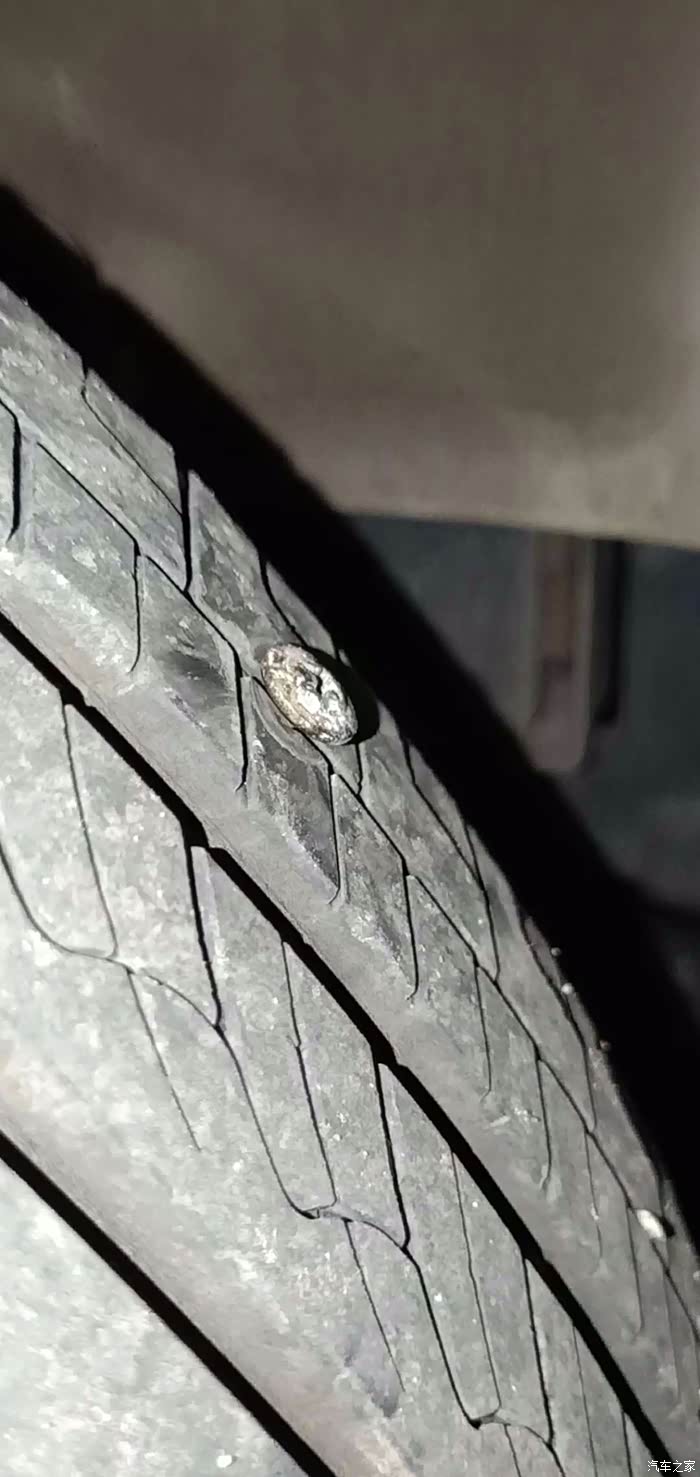 轮胎扎了个螺丝钉