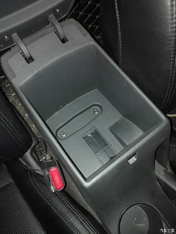 领动扶手箱怎样拆掉