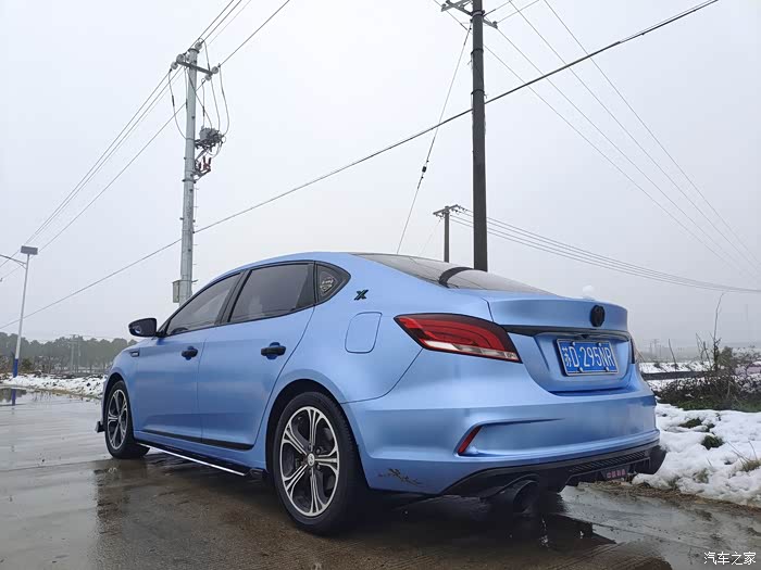 2022年的第一场雪白昼中的一抹蓝色名爵6