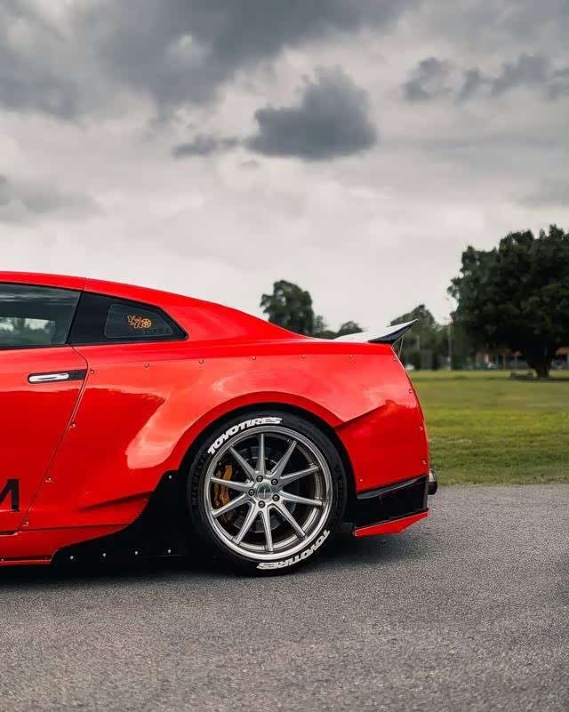 大红色尼桑gtr,战斗范十足!