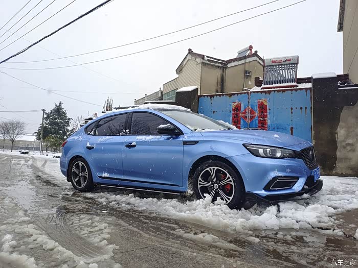 2022年的第一场雪白昼中的一抹蓝色名爵6