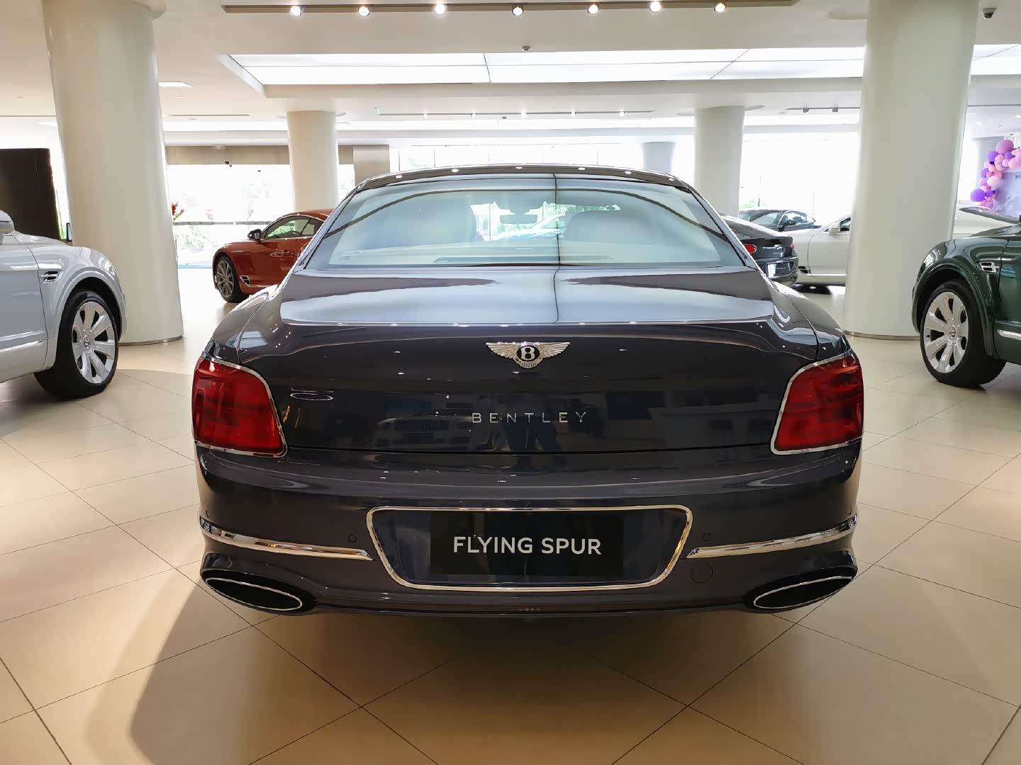 宾利飞驰首发限量版, 蓝车漆/蓝白双拼内饰,这颜色绝了