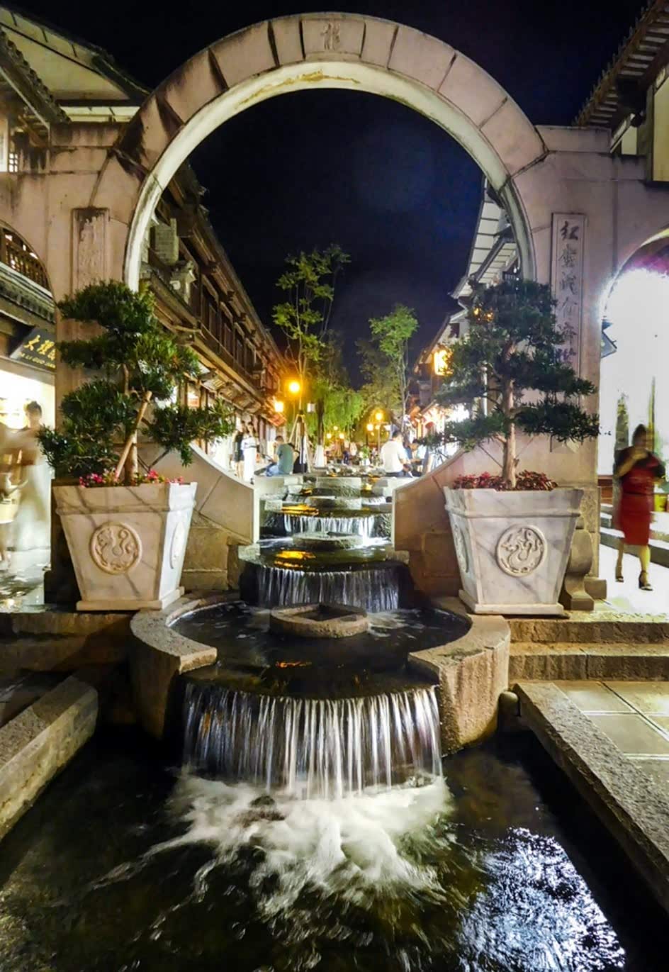 大理古城『红龙井』入夜之后,光影朦胧,仙乐飘飘!