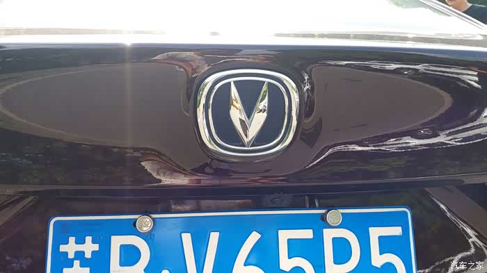 长安v形车标,牌照上方倒车摄像头不错