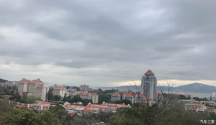 山楼顶的红房子