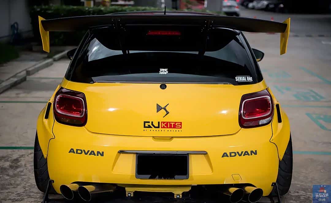 改装竞技姿态的亮黄色ds3拥有十足的回头率