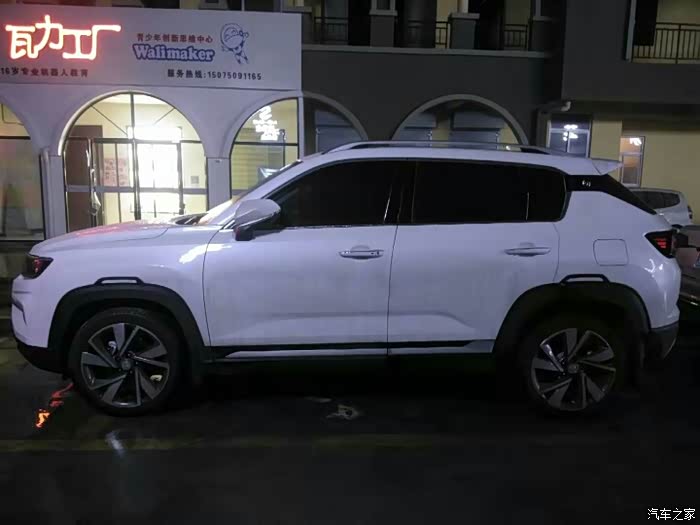 黑色下的蓝鲸版35plus,展现出外观的异样美.