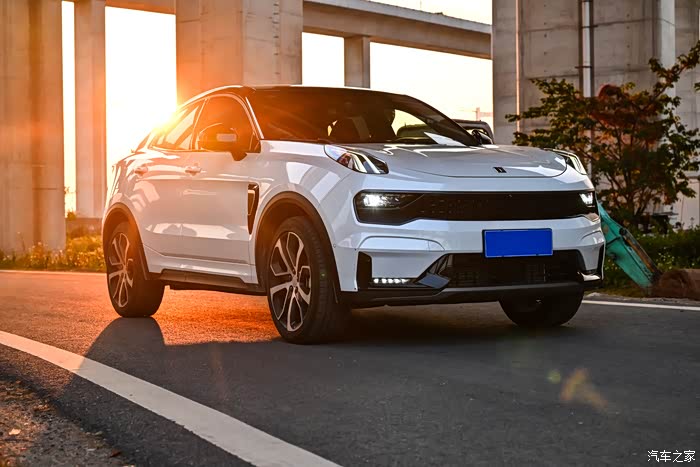 吹着微风伴着斜阳解锁白色领克05的绝美颜值