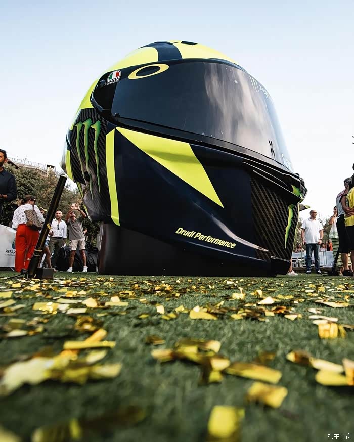 致敬罗西佩萨罗市政府做了一个巨大的罗西头盔