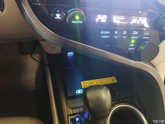 第八代凯美瑞官方无线充电支架,脱裤子放屁的功能