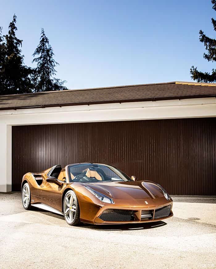 黄金色的法拉利,豪华配置,高大上的车标,能不被吸引吗?