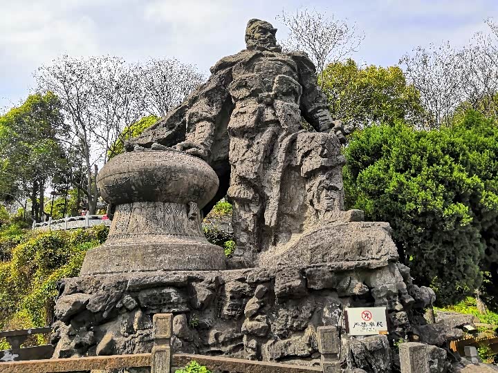 张飞擂鼓台位于西陵峡口北岸,山顶南侧,形若一巨大的圆形石峰,拔地而