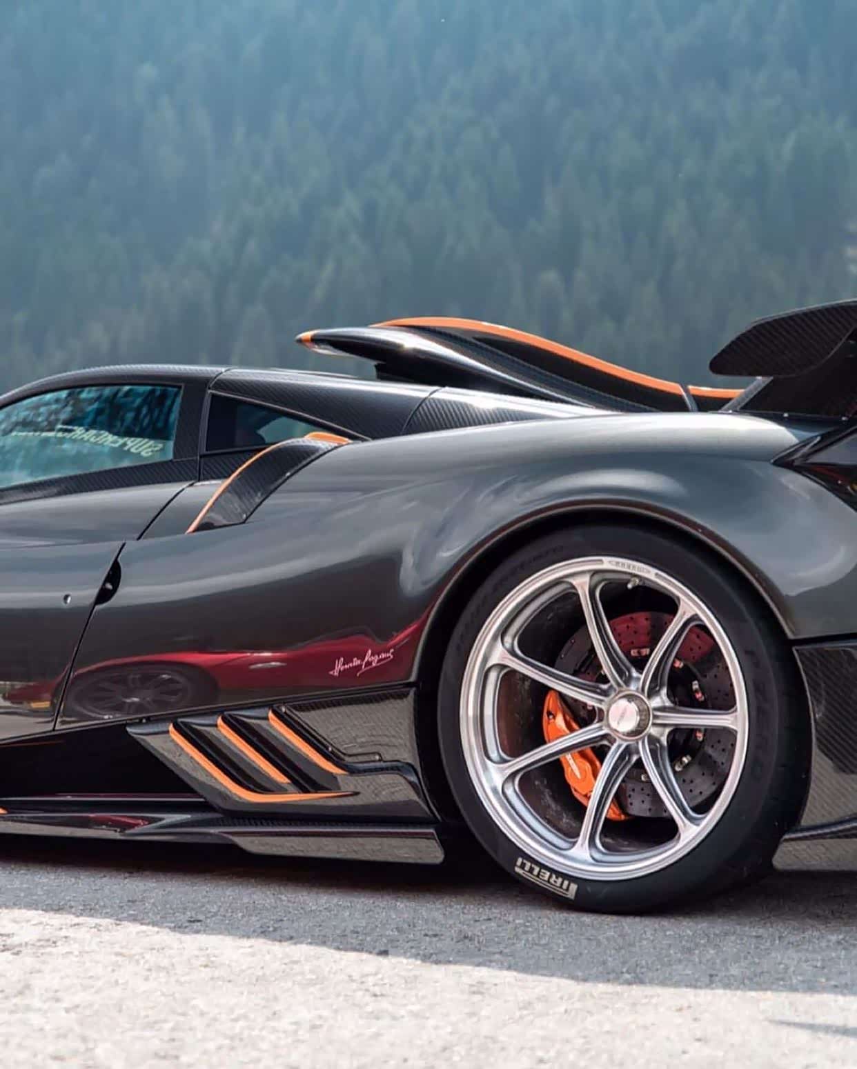 这台帕加尼跑车有女孩子喜欢吗