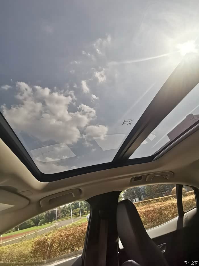 (配有全景天窗,晚上很适合在山里看星星)