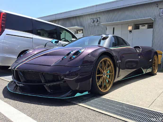 紫色的帕加尼金色的轮毂一身碳纤维的外观真是如此奢华迷人