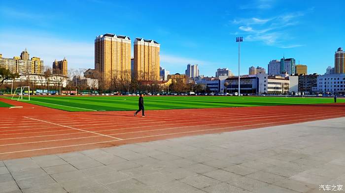 哈尔滨八区体育场图片