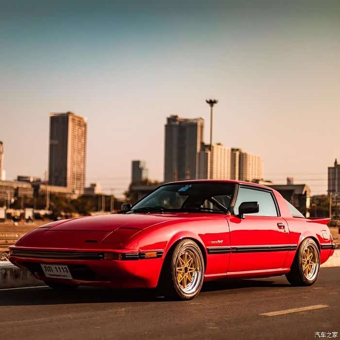 马自达rx-7 fb sa22c,后窗像玻璃罩一样美