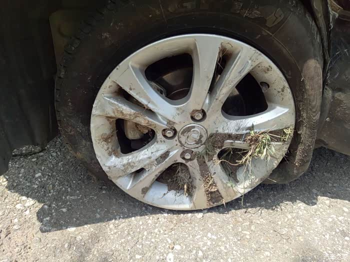 高速路上爆胎车毁人无大碍