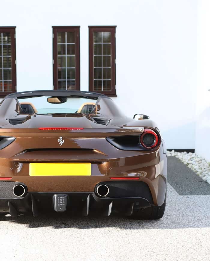 黄金色的法拉利,豪华配置,高大上的车标,能不被吸引吗?