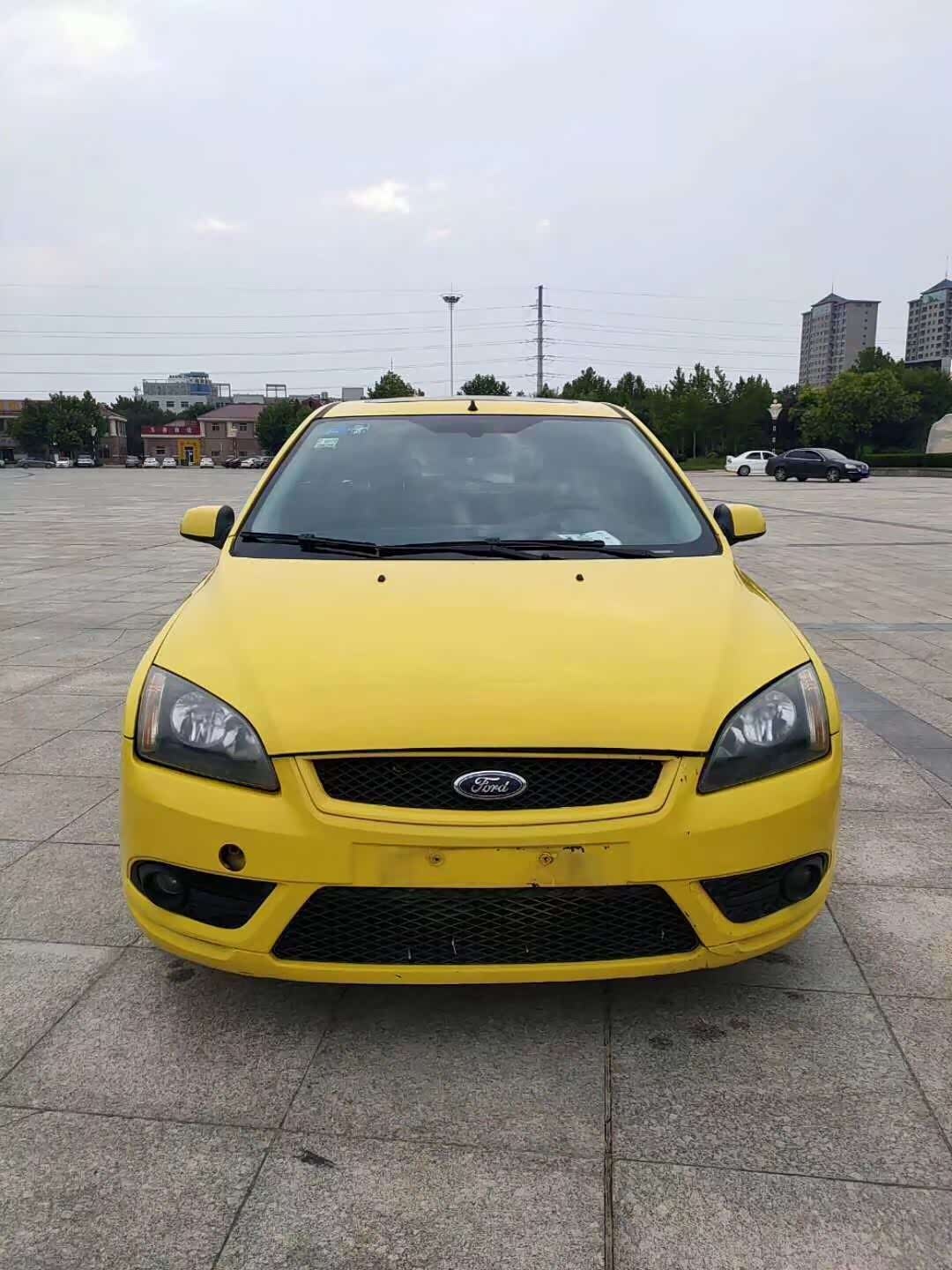 黄色的老款福特福克斯骚得一批.