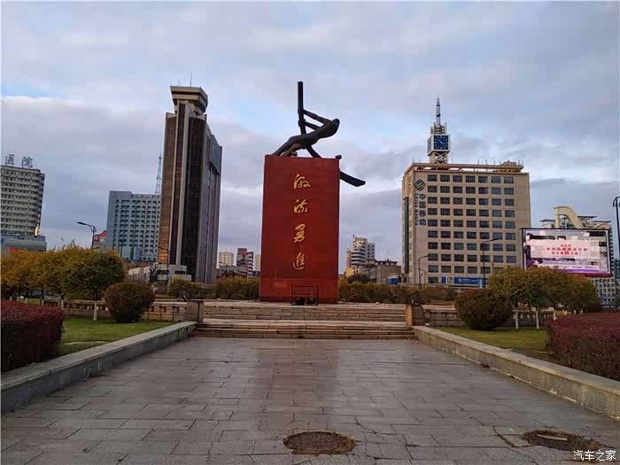 吉林市长安车友会游江城广场赏摇橹人雕塑感受激流勇进精神