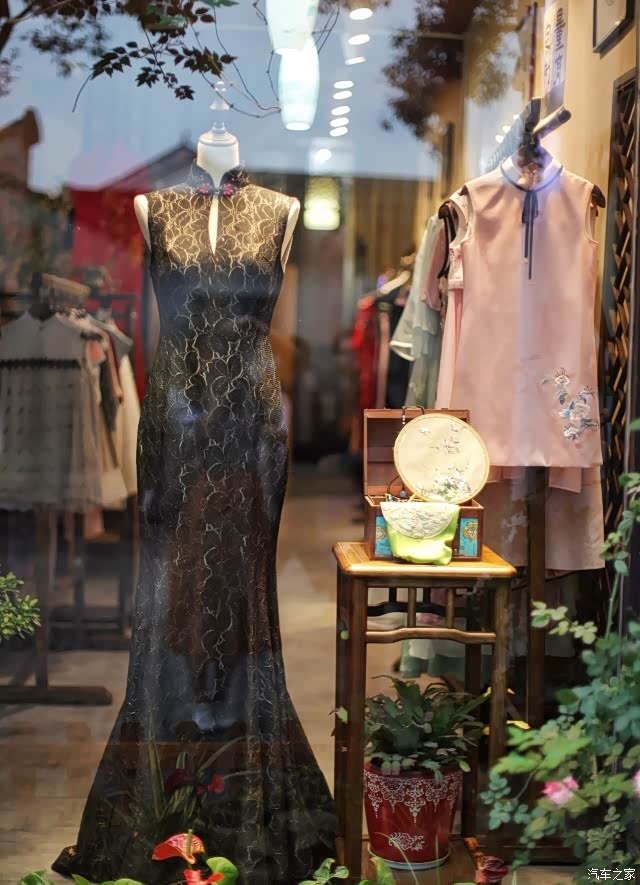 沿街橱窗里,旗袍,长衫,团扇,刺绣.