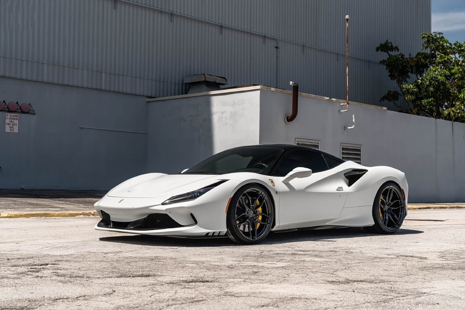 白色的法拉利f8更为优雅