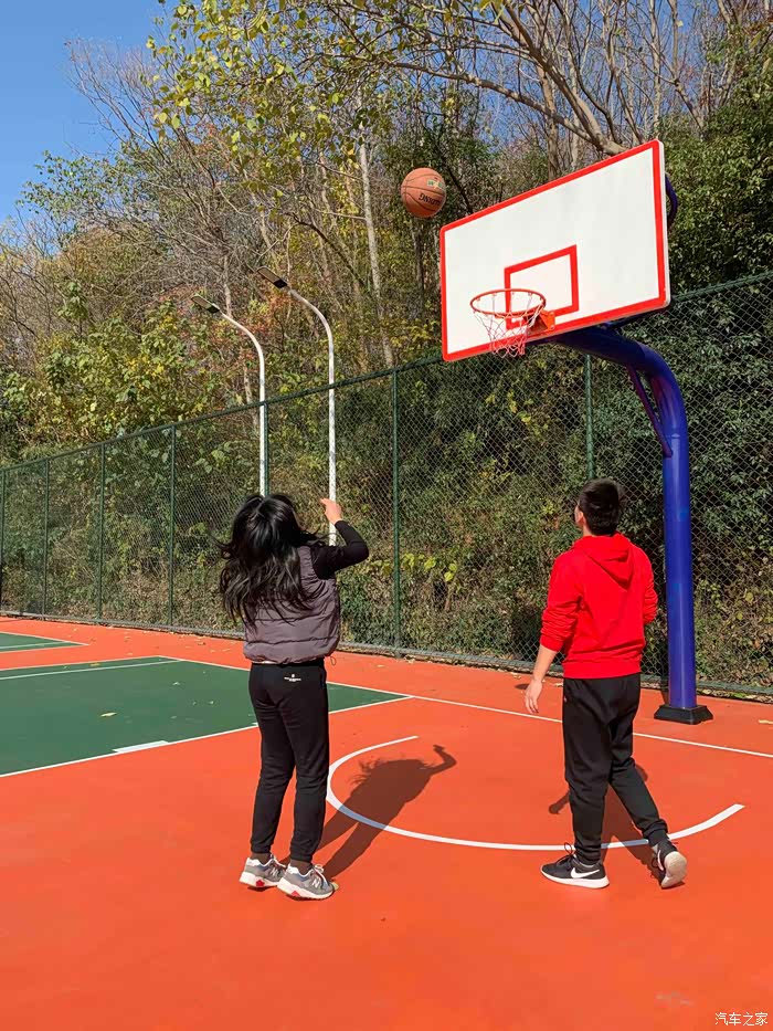 冬天也有好天气陪男友打篮球去