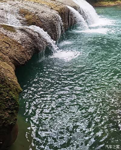 水流清澈,绿色宝石一样的颜色