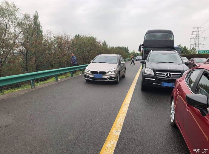 高速上尿急能把车停在应急车道方便吗交警说出了答案