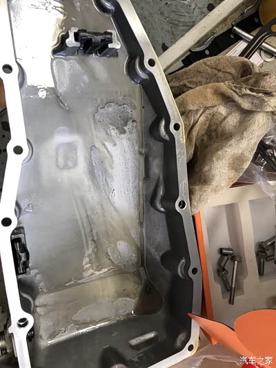 油底壳清洗前,有些铁屑.