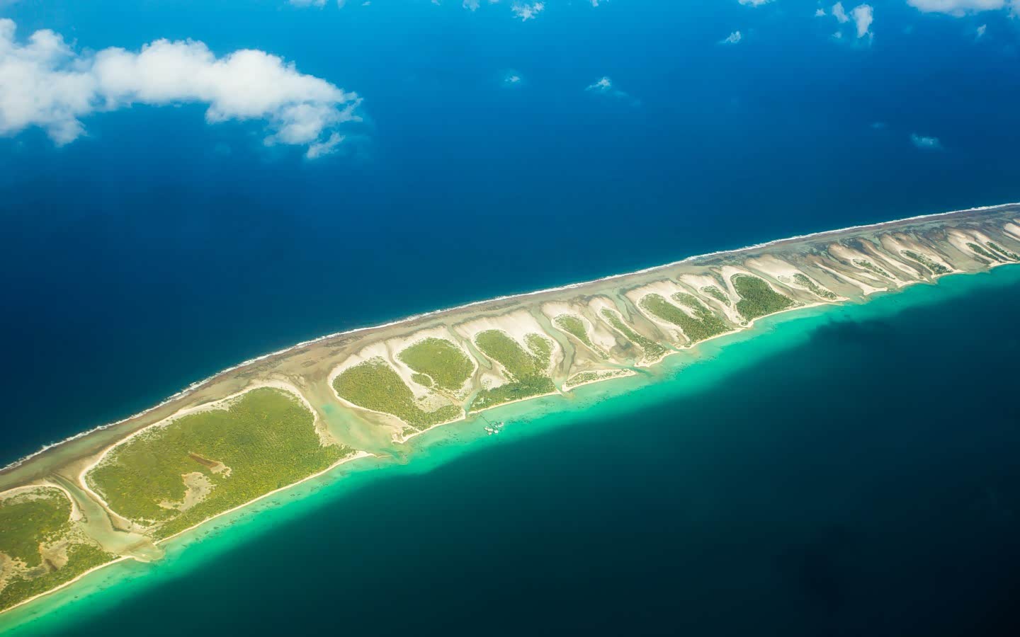 美丽的海岸线风光旅游的好去处浅海清澈见底落日余晖金光