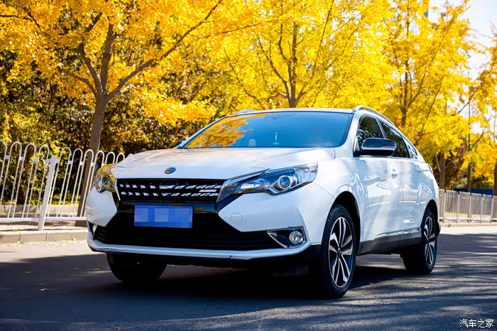 轻熟女表姐亲情上镜,启辰t90车模实拍