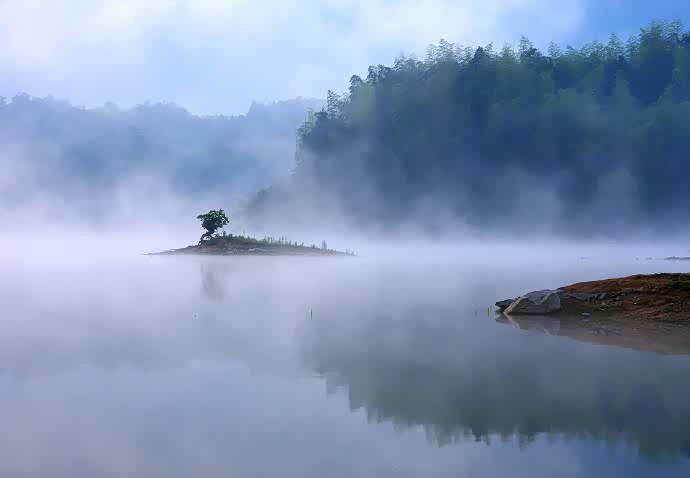 日暮乡关何处是烟波江上使人愁