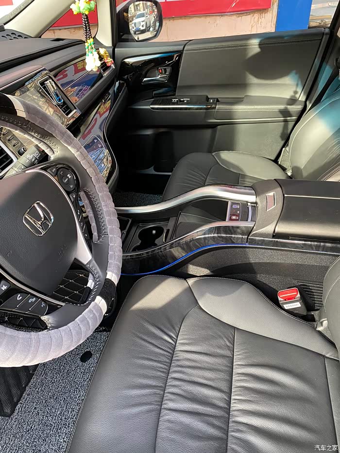 艾力绅加装扶手箱   看看照片如何