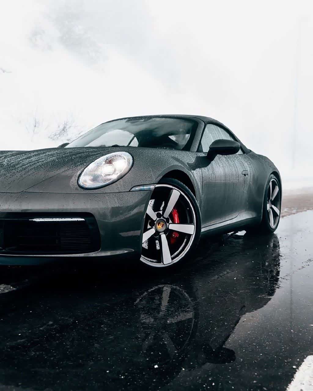 雨中的法拉利911看的是那么的完美那么的让人心痛