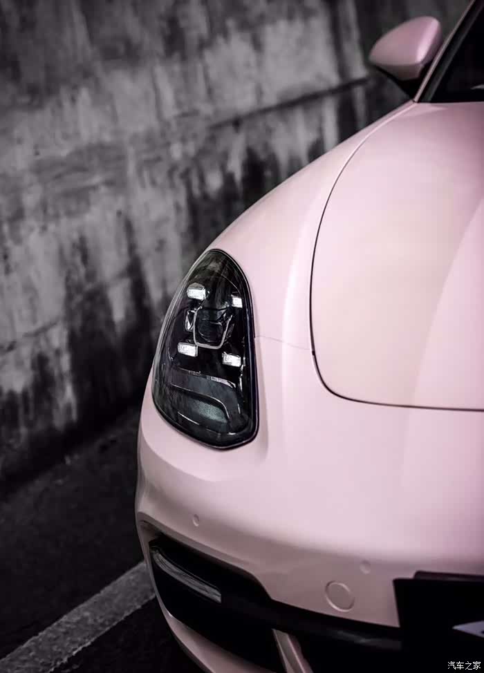 冰粉色的porsche paramera,适合今天的颜色!