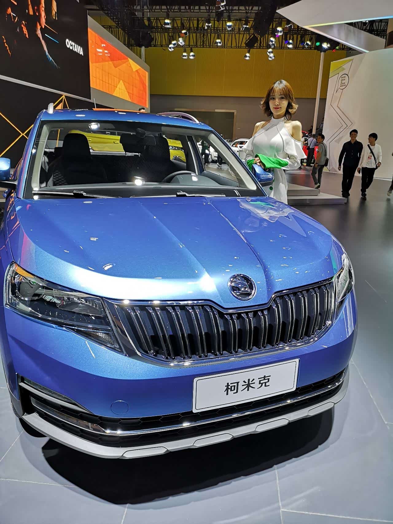 蓝色的斯柯达旗下车型.